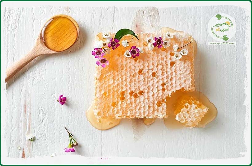 موم عسل طبیعی به همراه گل‌های وحشی و قاشقی پر از عسل