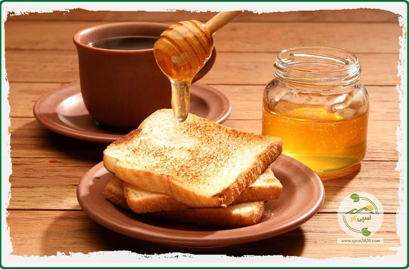 عسل به همراه نان تست به عنوان یک صبحانه مقوی